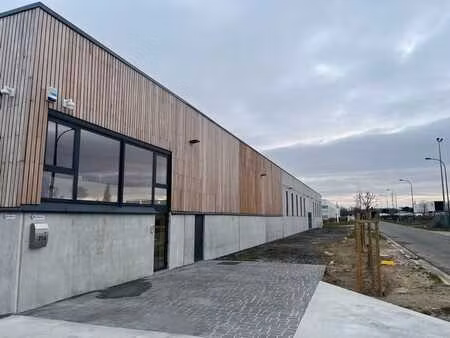magnifique immeuble industriel avec bureaux