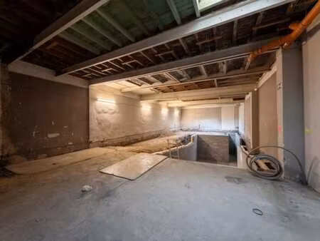 spacieux rez commercial en gros œuvre fermé à liège