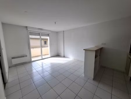 appartement t2 avec balcon et parking - carbonne