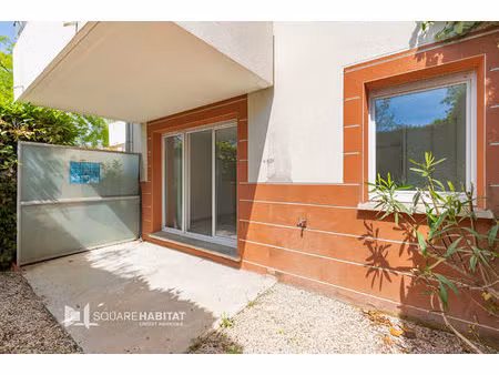 carbonne - appartement de type t2 en rez de jardin proche gare et centre ville avec place 