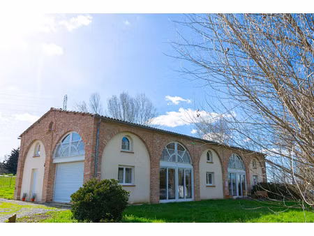 local professionnel de 170m2 avec terrain arboré et emplacem
