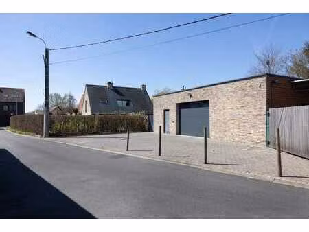 magazijn van 130 m² met voorliggende villa.