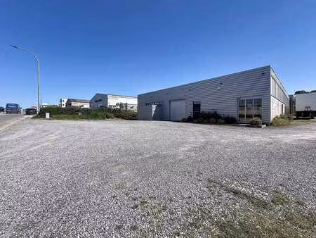 hangar de 600m²