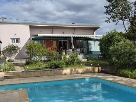 belle situation avec vue et jardin paysager. piscine.