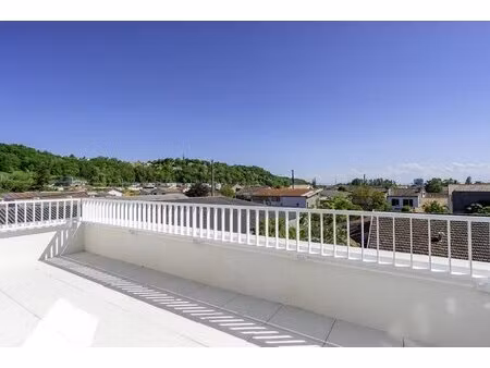 t3 traversant en dernier étage avec terrasse et belle luminosité