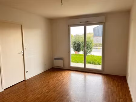 t2 avec terrasse et parking à sainte luce sur loire
