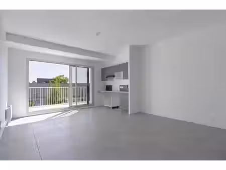 agréable studio avec terrasse côté arrière et environnement résidentiel calme