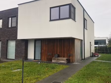 recente gezinswoning in de brugse stadsrand op wandelafstand van het station
