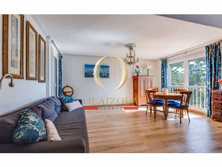 anglet - appartement t4 en duplex au dernier étage avec terrasse et stationnement.