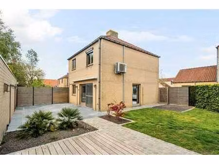 maison individuelle avec 3 chambres  jardin bien entretenu