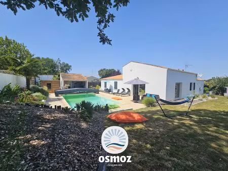 maison familiale avec piscine au coeur de sainte-soulle !