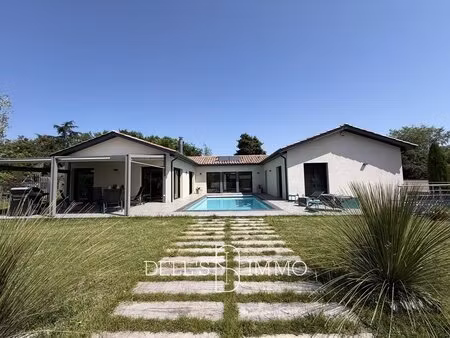 villa de plain-pied avec piscine