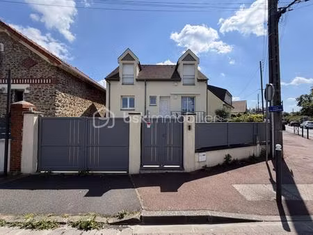 maison individuelle 90m2 (106m2 au sol) + sous sol total 75m2 sur 398m2 de parcelle
