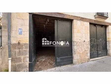 exclusivite foncia en hyper-centre: très grand garage avec espace de rangement-débarras au