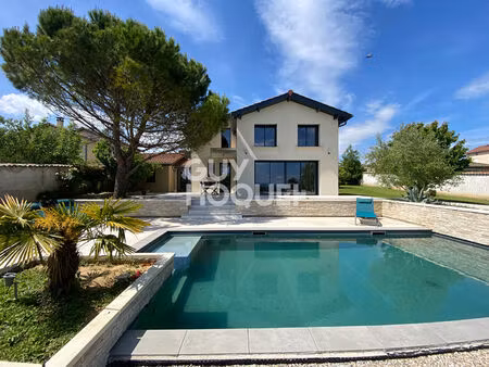 superbe maison contemporaine sans vis à vis avec piscine et vue dégagée au mas rillier
