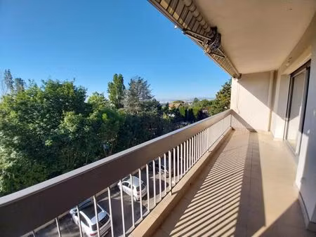 t3 avec grand balcon dans résidence avec piscine  parc  tenn