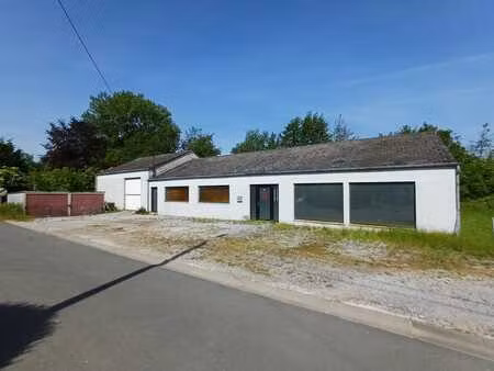entrepôt 300m² sur 12.6 ares avec 2 garages sur la n97