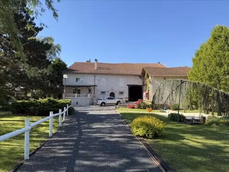maison de village de 300m² sur 8.5 hectares de terrain et dépendances