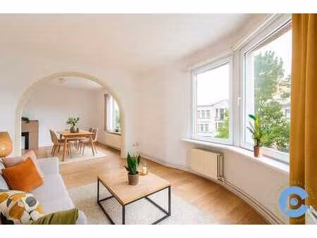 lichtrijk hoekappartement met 2 slaapkamers