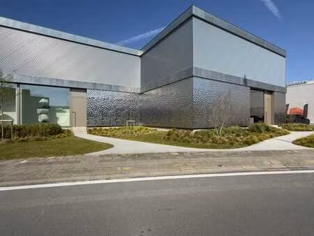 kmo-unit van 288m² ingericht als showroom of kantoren nab...