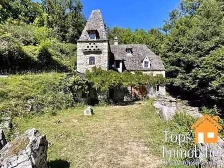 maison en pierre entièrement rénovée située dans une vallée isolée avec 13 hectares de...