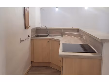 location appartement  m² t-3 à aups  665 €