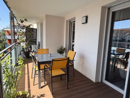 en plein centre et au calme  très beau t3 de 74 m2 avec terr