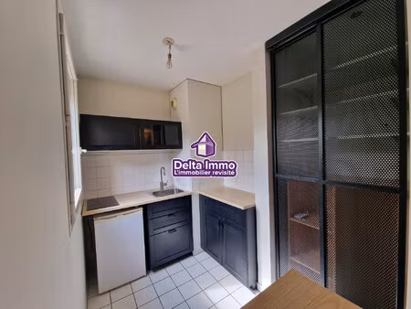 grand studio avec balcon et place de parking