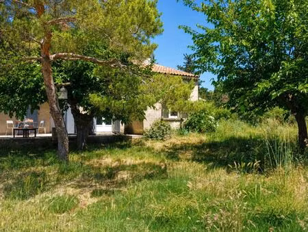 sur un vaste terrain arboré  une maison à voir
