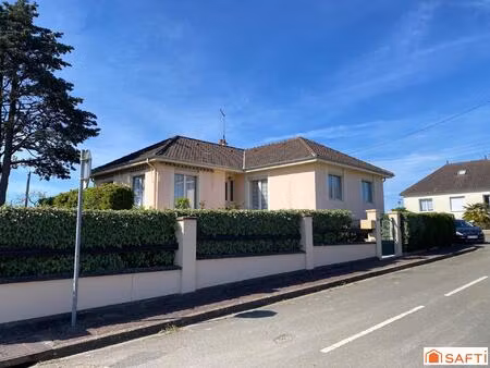 beau pavillon des années 70 avec 4 chambres et un très grand sous sol idéalement situé