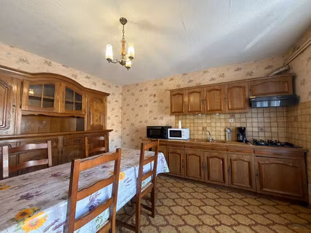maison mitoyenne avec dépendances et potentiel d'aménagement