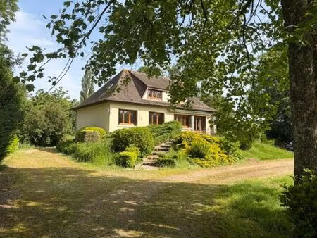 grand pavillon sur beau terrain et sous-sol complet
