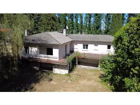 maison d'environ 320m² au total - à rénover -