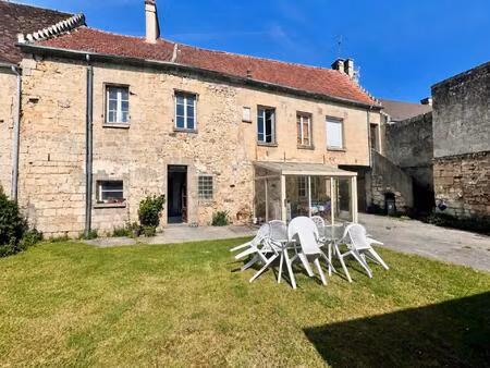 maison en pierre de 206 m² et 5 chambres.