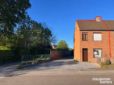 charmante te renoveren halfopen woning met garage en ruime tuin