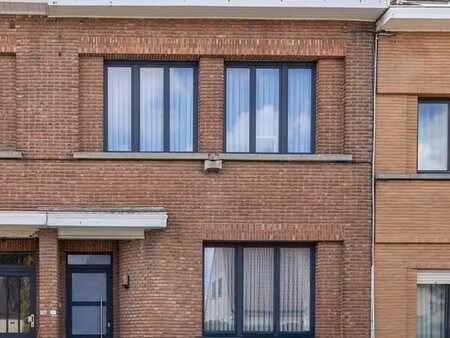 maison familiale charmante  prevu de 3 chambres.