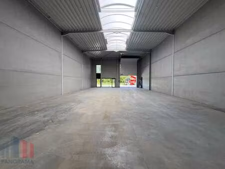 opslagruimte van 300 m² en uitstekend gelegen vlak aan de...