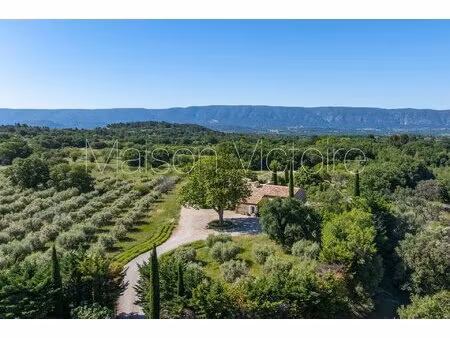 vaste ferme en pierre avec dépendances et vues près de gordes.