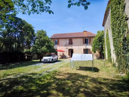 maison de charme avec dépendances et cour clôturée