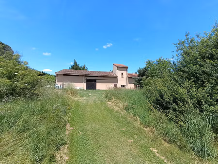 bâtisse de caractère avec hangar - coeur de village