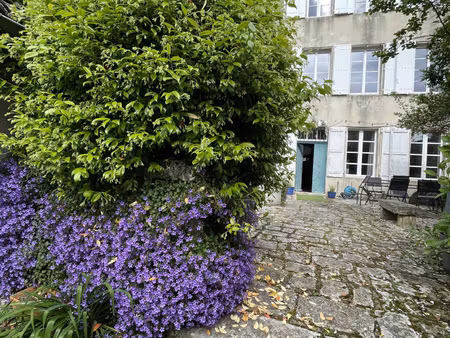 la rochefoucauld centre belle maison de bourg de caractère e