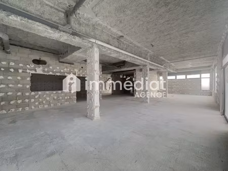 location pure - cellule commerciale d'angle - 257 m2 de plai