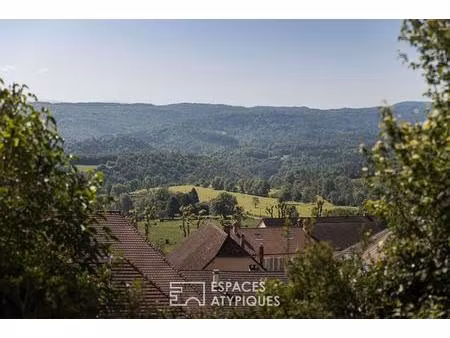 maison rénovée avec ses terrasses panoramiques dans la région des lacs