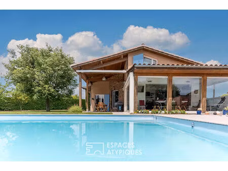 villa d'architecte avec séjour cathédrale et piscine