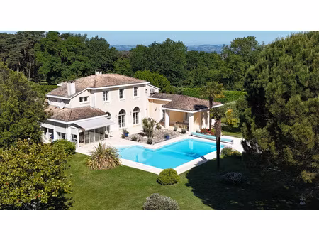 élégante villa avec piscine et prestations haut de gamme