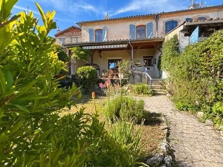 maison en pierre avec jardin et vue dominante