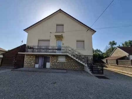 maison de 9 pièces de 254 m² à chaussin