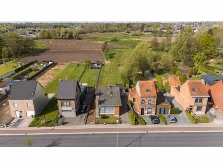 karakteristieke  lichtrijke bungalow op groot perceel