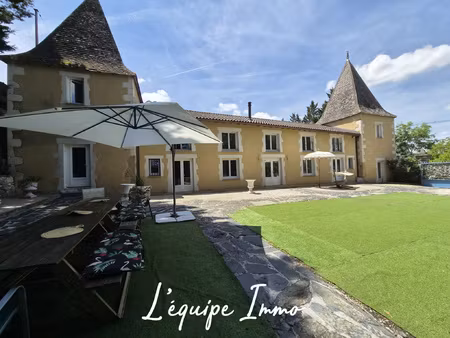 ancienne bâtisse en pierre au coeur de gimont avec piscine