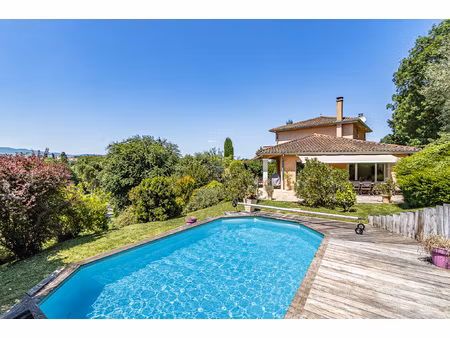maison familiale avec vue dégagée  piscine et grand terrain